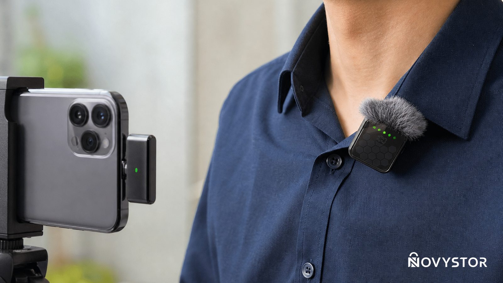 Micrófono lavalier QY66 conectado a un celular mediante el receptor USB-C mientras una persona lo usa en la solapa